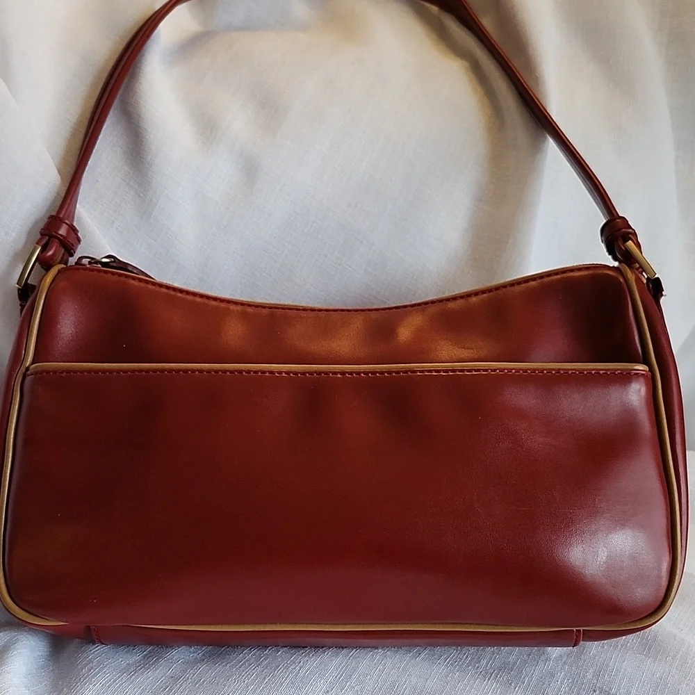 Jones New York Vintage Ex Cond Red W/ Tan Piping Leather Hobo Bag, $47